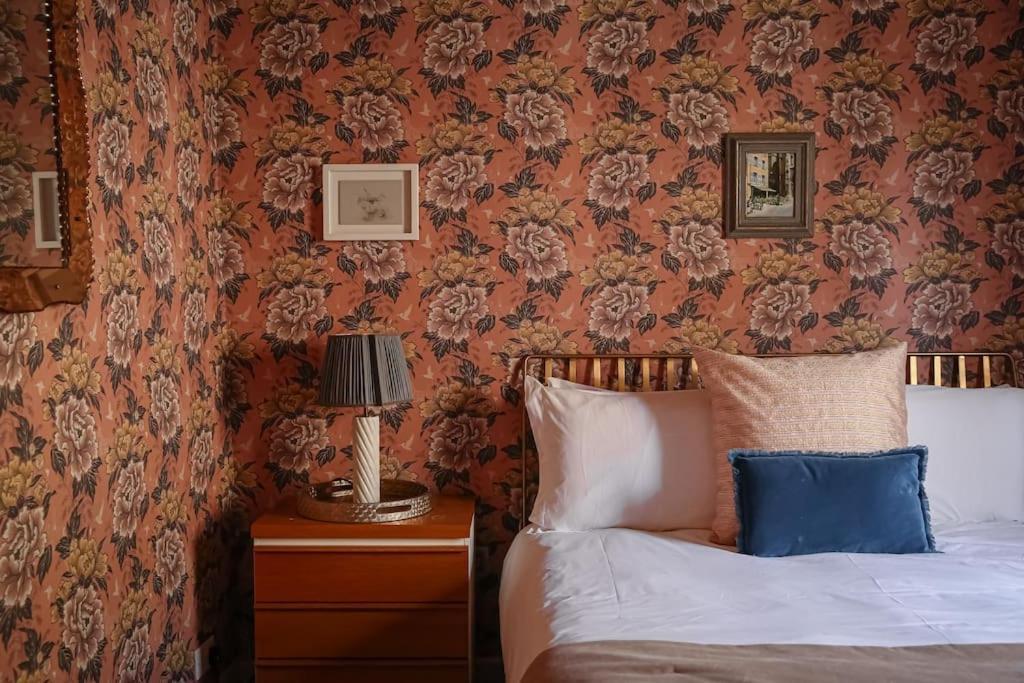 Primrose Cottage - With Private Courtyard & Sun Terrace In Central Бат Экстерьер фото